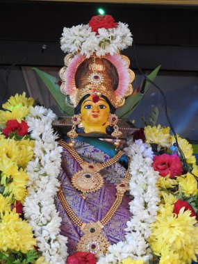 Güzelce dekore edilmiş tanrıça Vara Mahalakshmi heykelinin yakın çekimi..