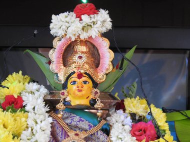 Güzelce dekore edilmiş tanrıça Vara Mahalakshmi heykelinin yakın çekimi..