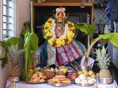 Güzelce dekore edilmiş tanrıça Vara Mahalakshmi heykelinin yakın çekimi..