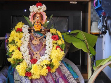 Güzelce dekore edilmiş tanrıça Vara Mahalakshmi heykelinin yakın çekimi..