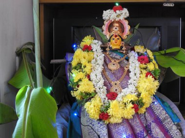 Güzelce dekore edilmiş tanrıça Vara Mahalakshmi heykelinin yakın çekimi..