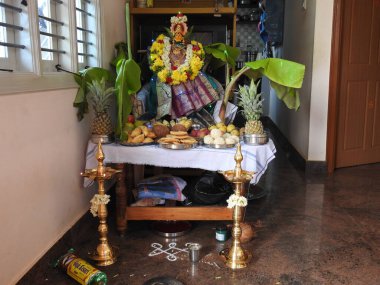 Güzelce dekore edilmiş tanrıça Vara Mahalakshmi heykelinin yakın çekimi..