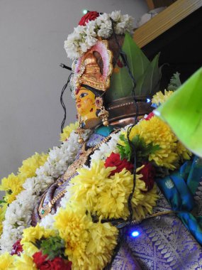 Güzelce dekore edilmiş tanrıça Vara Mahalakshmi heykelinin yakın çekimi..