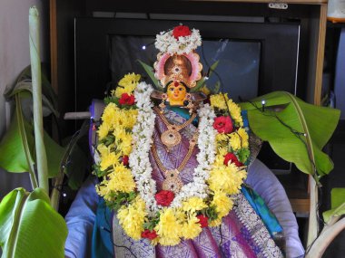 Güzelce dekore edilmiş tanrıça Vara Mahalakshmi heykelinin yakın çekimi..