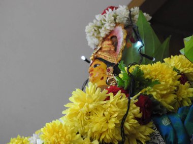 Güzelce dekore edilmiş tanrıça Vara Mahalakshmi heykelinin yakın çekimi..