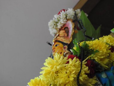 Güzelce dekore edilmiş tanrıça Vara Mahalakshmi heykelinin yakın çekimi..