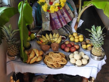 Güzelce dekore edilmiş tanrıça Vara Mahalakshmi heykelinin yakın çekimi..