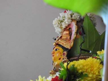 Güzelce dekore edilmiş tanrıça Vara Mahalakshmi heykelinin yakın çekimi..