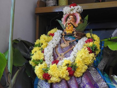 Güzelce dekore edilmiş tanrıça Vara Mahalakshmi heykelinin yakın çekimi..