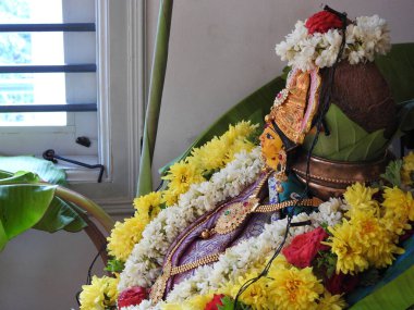 Güzelce dekore edilmiş tanrıça Vara Mahalakshmi heykelinin yakın çekimi..