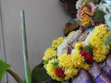 Güzelce dekore edilmiş tanrıça Vara Mahalakshmi heykelinin yakın çekimi..