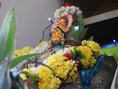 Güzelce dekore edilmiş tanrıça Vara Mahalakshmi heykelinin yakın çekimi..