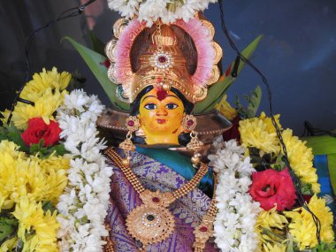 Güzelce dekore edilmiş tanrıça Vara Mahalakshmi heykelinin yakın çekimi..