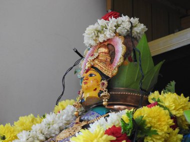 Güzelce dekore edilmiş tanrıça Vara Mahalakshmi heykelinin yakın çekimi..