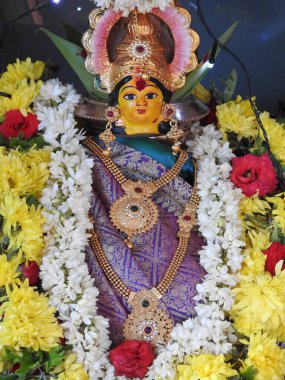 Güzelce dekore edilmiş tanrıça Vara Mahalakshmi heykelinin yakın çekimi..