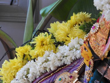 Güzelce dekore edilmiş tanrıça Vara Mahalakshmi heykelinin yakın çekimi..