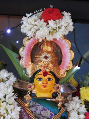 Güzelce dekore edilmiş tanrıça Vara Mahalakshmi heykelinin yakın çekimi..