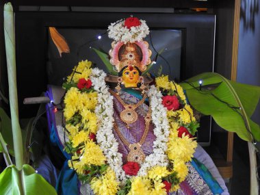 Güzelce dekore edilmiş tanrıça Vara Mahalakshmi heykelinin yakın çekimi..