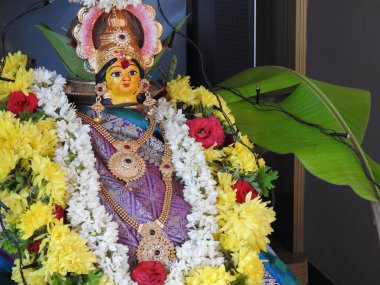 Güzelce dekore edilmiş tanrıça Vara Mahalakshmi heykelinin yakın çekimi..