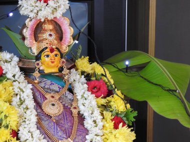 Güzelce dekore edilmiş tanrıça Vara Mahalakshmi heykelinin yakın çekimi..