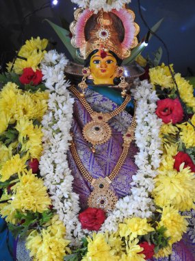 Güzelce dekore edilmiş tanrıça Vara Mahalakshmi heykelinin yakın çekimi..