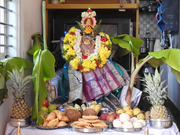 Güzelce dekore edilmiş tanrıça Vara Mahalakshmi heykelinin yakın çekimi..