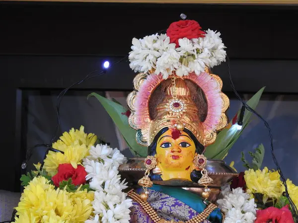 Güzelce dekore edilmiş tanrıça Vara Mahalakshmi heykelinin yakın çekimi..