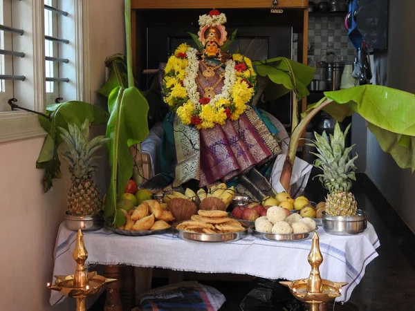 Güzelce dekore edilmiş tanrıça Vara Mahalakshmi heykelinin yakın çekimi..