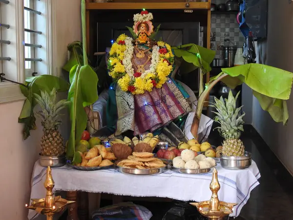 Güzelce dekore edilmiş tanrıça Vara Mahalakshmi heykelinin yakın çekimi..