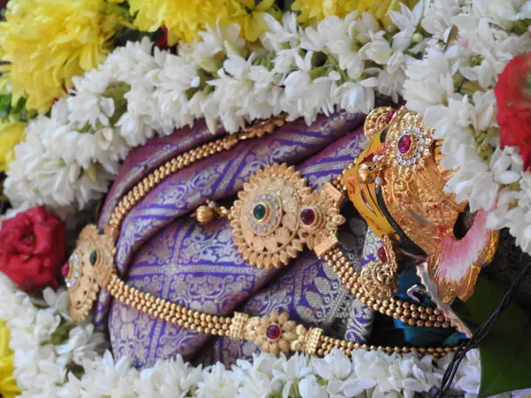 Güzelce dekore edilmiş tanrıça Vara Mahalakshmi heykelinin yakın çekimi..