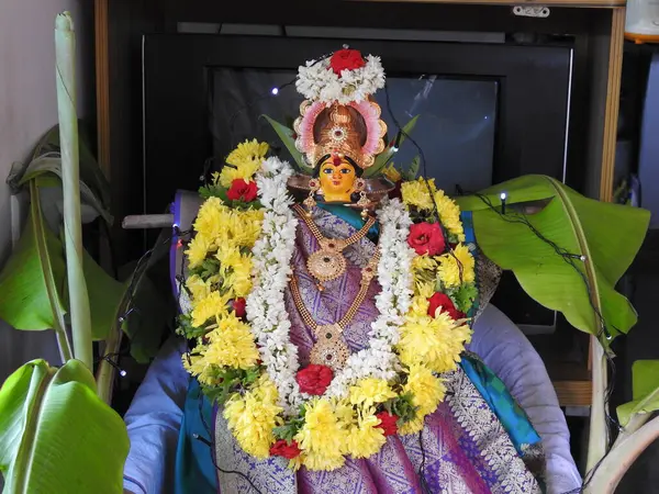 Güzelce dekore edilmiş tanrıça Vara Mahalakshmi heykelinin yakın çekimi..