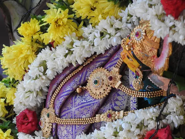 Güzelce dekore edilmiş tanrıça Vara Mahalakshmi heykelinin yakın çekimi..