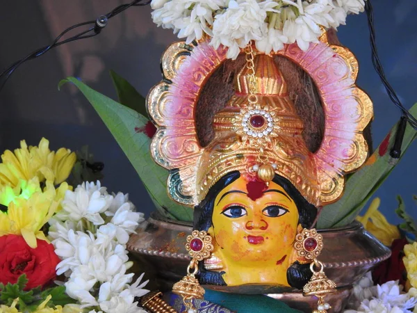 Güzelce dekore edilmiş tanrıça Vara Mahalakshmi heykelinin yakın çekimi..