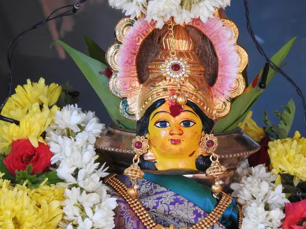 Güzelce dekore edilmiş tanrıça Vara Mahalakshmi heykelinin yakın çekimi..