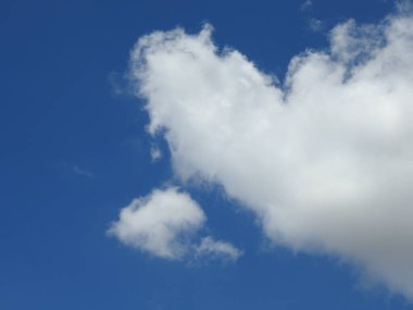 Mavi gökyüzü arkaplanındaki güzel ilahi bulutların yakın çekimi