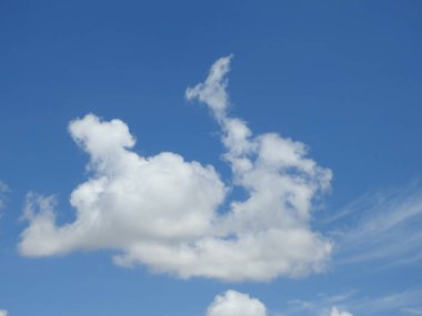 Mavi gökyüzü arkaplanındaki güzel ilahi bulutların yakın çekimi