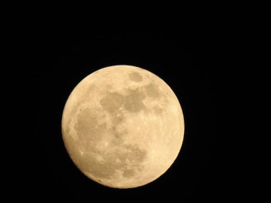 Siyah arkaplanda güzel bir dolunay var.