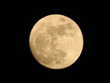 Siyah arkaplanda güzel bir dolunay var.