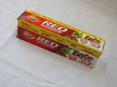 Bangalore, Karnataka, Hindistan-Nisan 05 2022: Dabur Kırmızı Diş macunu Aile Paketi 'nin yakın çekimi beyaz arkaplanda izole edildi.