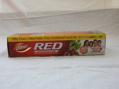Bangalore, Karnataka, Hindistan-Nisan 05 2022: Dabur Kırmızı Diş macunu Aile Paketi 'nin yakın çekimi beyaz arkaplanda izole edildi.