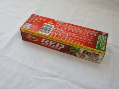Bangalore, Karnataka, Hindistan-Nisan 05 2022: Dabur Kırmızı Diş macunu Aile Paketi 'nin yakın çekimi beyaz arkaplanda izole edildi.