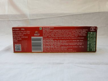 Bangalore, Karnataka, Hindistan-Nisan 05 2022: Dabur Kırmızı Diş macunu Aile Paketi 'nin yakın çekimi beyaz arkaplanda izole edildi.