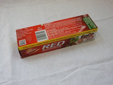 Bangalore, Karnataka, Hindistan-Nisan 05 2022: Dabur Kırmızı Diş macunu Aile Paketi 'nin yakın çekimi beyaz arkaplanda izole edildi.