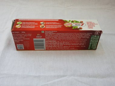 Bangalore, Karnataka, Hindistan-Nisan 05 2022: Dabur Kırmızı Diş macunu Aile Paketi 'nin yakın çekimi beyaz arkaplanda izole edildi.