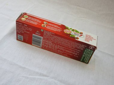 Bangalore, Karnataka, Hindistan-Nisan 05 2022: Dabur Kırmızı Diş macunu Aile Paketi 'nin yakın çekimi beyaz arkaplanda izole edildi.
