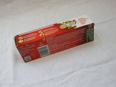 Bangalore, Karnataka, Hindistan-Nisan 05 2022: Dabur Kırmızı Diş macunu Aile Paketi 'nin yakın çekimi beyaz arkaplanda izole edildi.