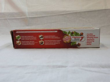 Bangalore, Karnataka, Hindistan-Nisan 05 2022: Dabur Kırmızı Diş macunu Aile Paketi 'nin yakın çekimi beyaz arkaplanda izole edildi.