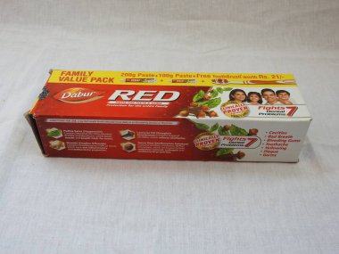 Bangalore, Karnataka, Hindistan-Nisan 05 2022: Dabur Kırmızı Diş macunu Aile Paketi 'nin yakın çekimi beyaz arkaplanda izole edildi.