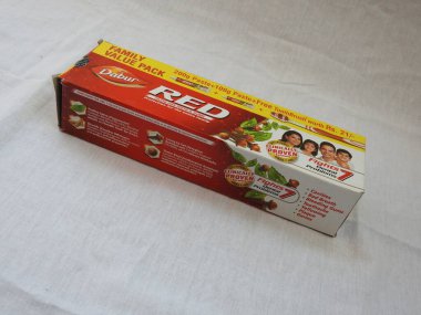 Bangalore, Karnataka, Hindistan-Nisan 05 2022: Dabur Kırmızı Diş macunu Aile Paketi 'nin yakın çekimi beyaz arkaplanda izole edildi.