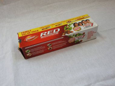 Bangalore, Karnataka, Hindistan-Nisan 05 2022: Dabur Kırmızı Diş macunu Aile Paketi 'nin yakın çekimi beyaz arkaplanda izole edildi.